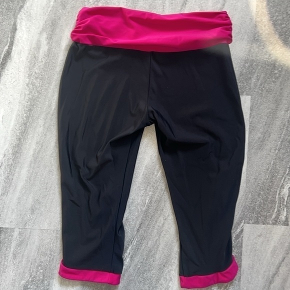 Pink & Black performance Under Armour large heat gear cropped leggings - Picture 8 of 9